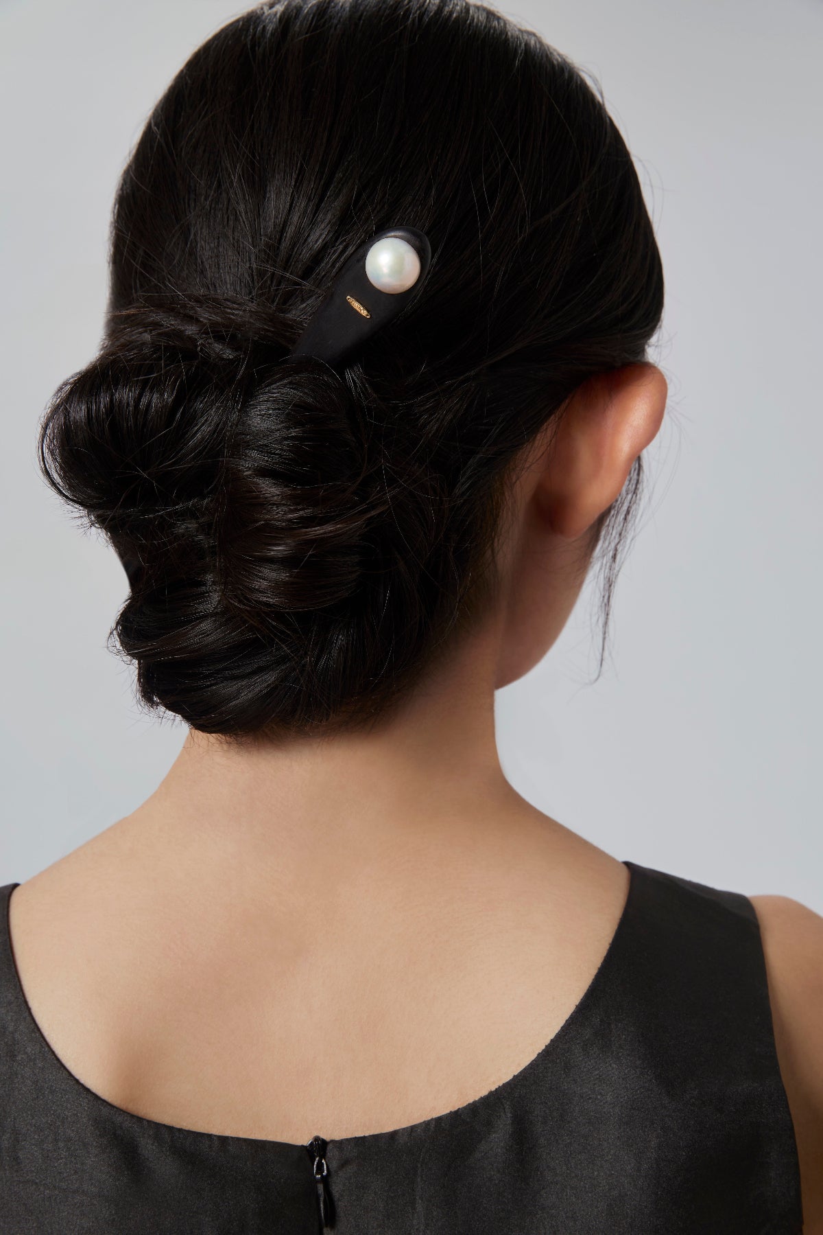 Ebony Hairpin with Pearl & 18K Gold Accessories